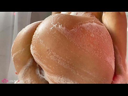 ❤️ Brunette شاور میں شدید orgasm کے لئے وائبریٹر کے ساتھ بلی میں مشت زنی کرتی ہے۔ ️❌  ہم پر  ☑